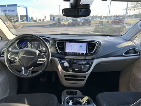 Used 2021 Chrysler Pacifica Touring w/ Cold Weather Group image 9
