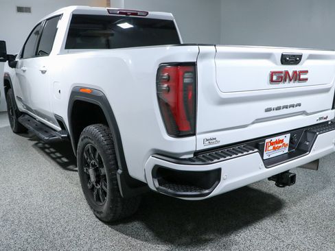 Used 2024 GMC Sierra 2500 AT4 AWD/4WD image 9