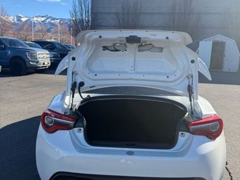 Used 2017 Toyota 86 image 9