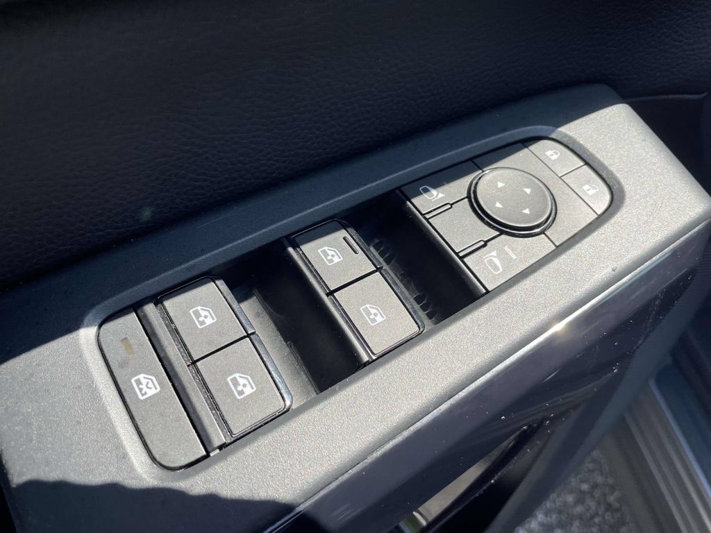 Used 2025 Nissan Pathfinder SV FWD image 17