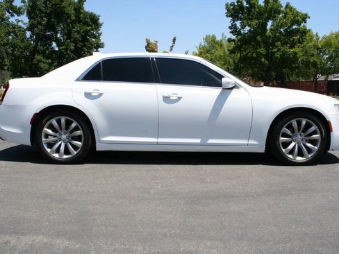 Used 2017 Chrysler 300 Limited RWD image 4