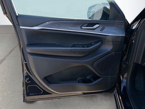 Used 2024 Jeep Grand Cherokee Limited image 25