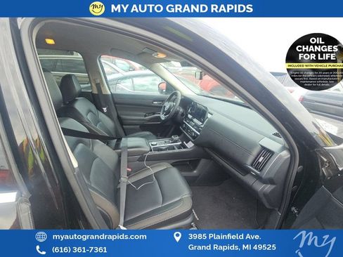 Used 2025 Nissan Pathfinder SL AWD/4WD image 9
