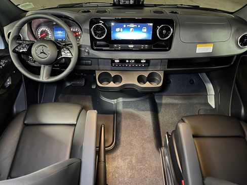 Used 2025 Mercedes-Benz Sprinter 2500 image 40