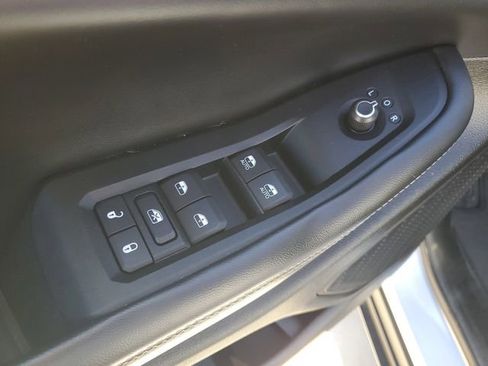 Used 2024 Jeep Grand Cherokee Laredo image 14