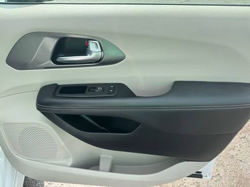 Certified 2024 Chrysler Pacifica Touring-L FWD image 13