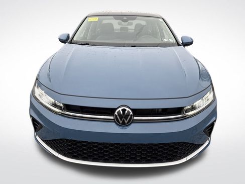 Certified 2025 Volkswagen Jetta SE w/ Sunroof Package image 9