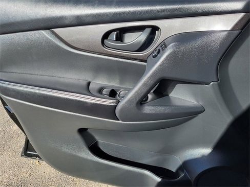 Used 2019 Nissan Rogue S image 14