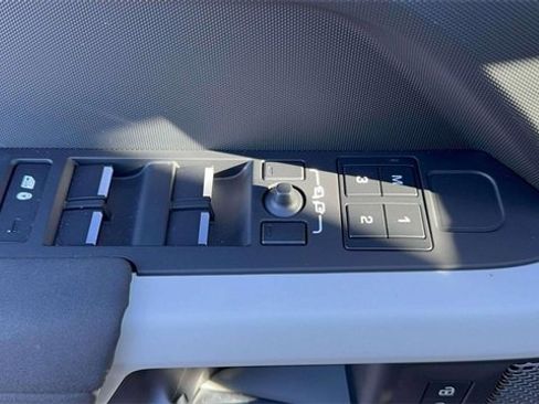 Used 2023 Land Rover Defender 110 X-Dynamic SE image 15