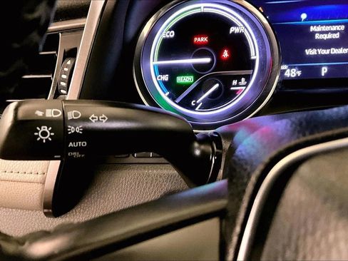 Used 2020 Toyota Camry XLE w/ Sunroof Package image 31