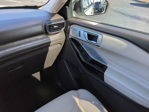 Certified 2024 Ford Explorer Platinum w/ Technology Package image 17