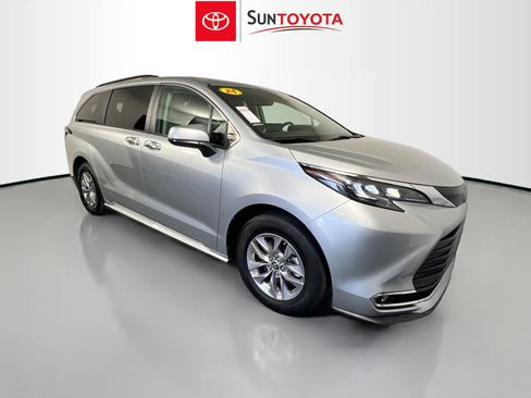 Used 2024 Toyota Sienna XLE FWD image 1