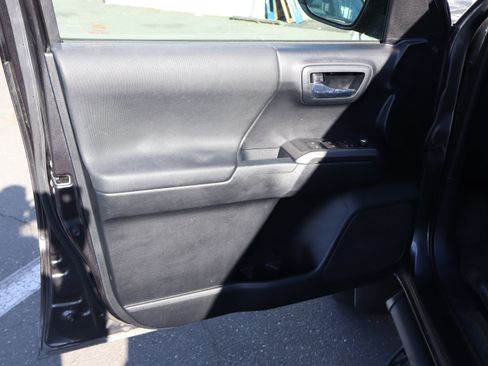 Used 2018 Toyota Tacoma TRD Sport image 18