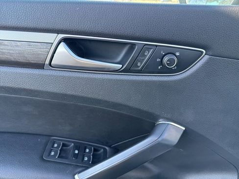 Used 2017 Volkswagen Passat 1.8T SEL Premium image 4