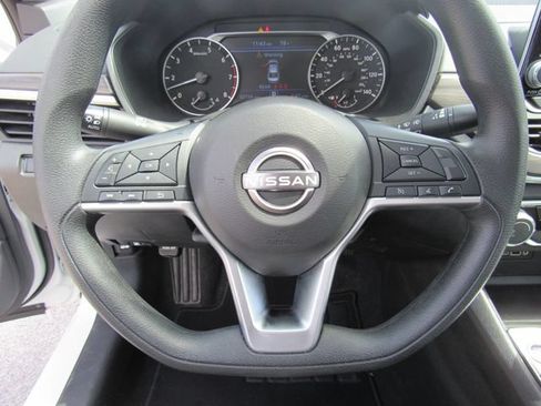 Used 2025 Nissan Altima 2.5 SV FWD image 26