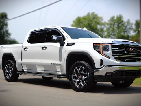 Used 2022 GMC Sierra 1500 SLT w/ SLT Convenience Package AWD/4WD image 3
