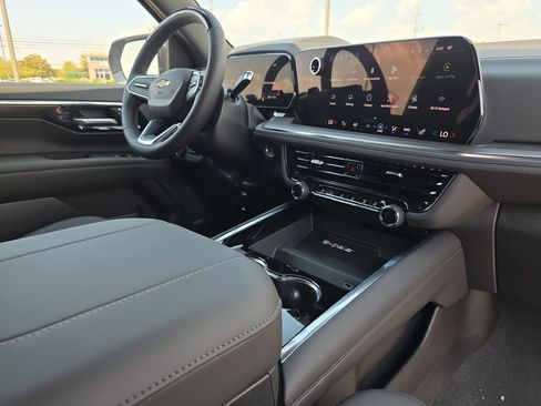 New 2026 Chevrolet Suburban LT w/ Advanced Technology Package AWD/4WD image 17