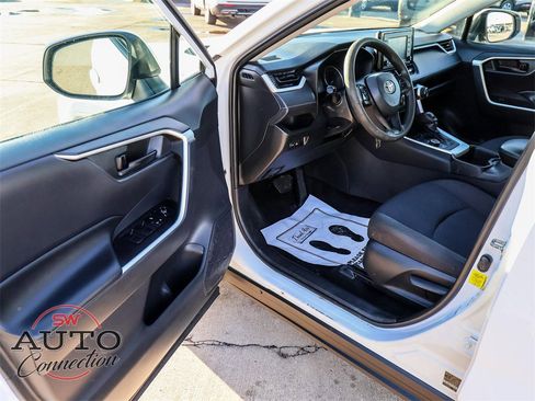 Used 2022 Toyota RAV4 LE image 25