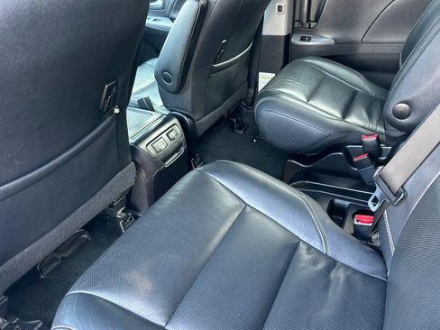 Used 2016 Toyota Sienna SE image 4