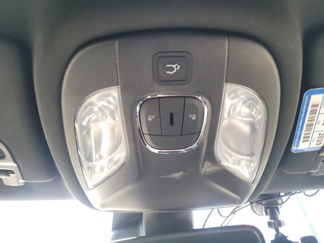 Used 2024 Jeep Compass Latitude w/ Convenience Group AWD/4WD image 16