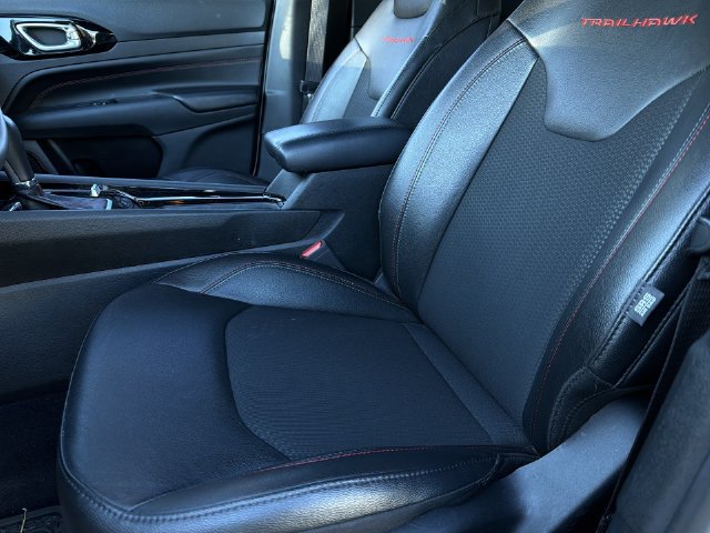 Used 2025 Jeep Compass Trailhawk AWD/4WD image 10