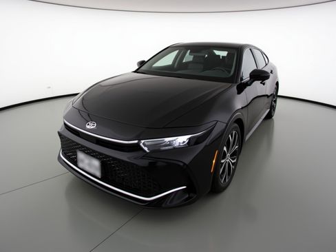 Used 2025 Toyota Crown image 3