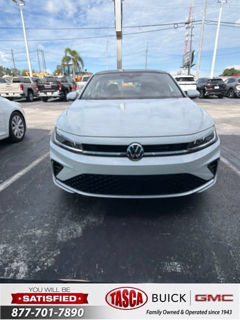 Used 2025 Volkswagen Jetta SE FWD image 1