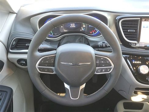 Used 2022 Chrysler Pacifica Touring-L image 15