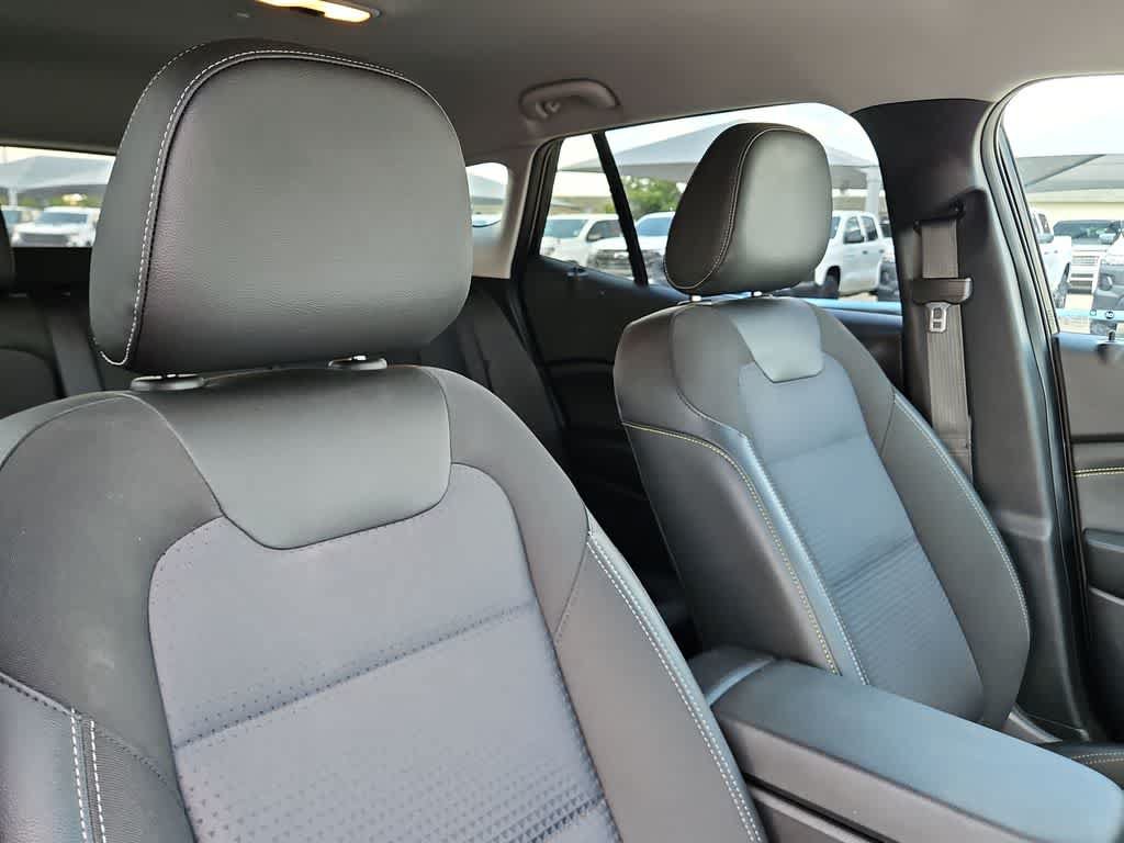 Used 2025 Chevrolet Trax LT FWD image 18