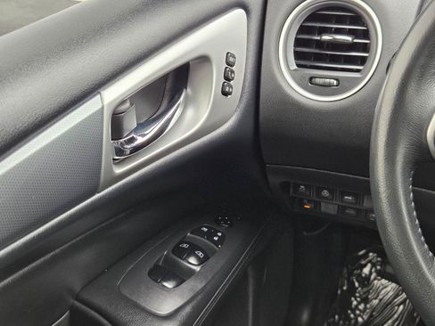 Used 2018 Nissan Pathfinder SL FWD image 31