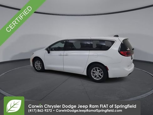 Used 2024 Chrysler Pacifica Touring-L FWD image 10