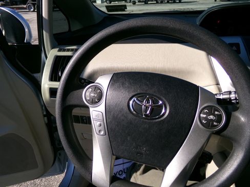 Used 2014 Toyota Prius V Three image 7