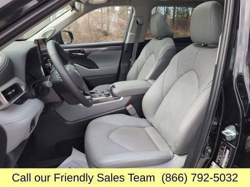 Used 2024 Toyota Highlander Platinum image 11