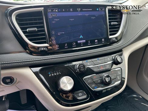 Used 2024 Chrysler Pacifica Select image 13