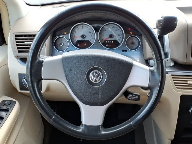 Used 2009 Volkswagen Routan SE FWD image 13