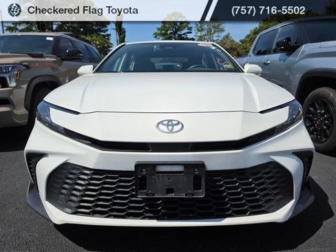 Used 2025 Toyota Camry SE FWD image 2