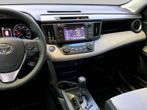 Used 2018 Toyota RAV4 LE AWD/4WD image 9