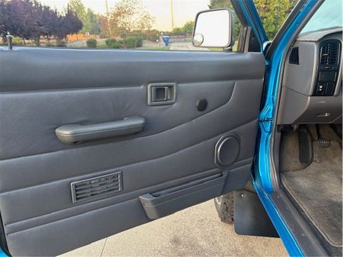 Used 1997 Nissan Pickup 4x4 King Cab image 10