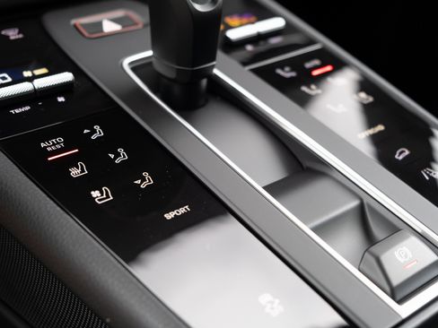 Used 2025 Porsche Macan image 23