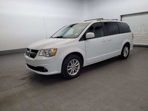 Used 2018 Dodge Grand Caravan SXT FWD image 2