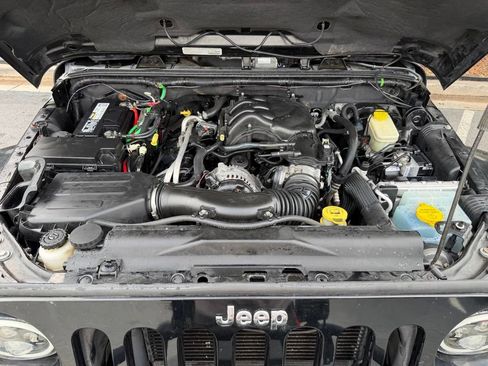 Used 2013 Jeep Wrangler Unlimited Sahara w/ Connectivity Group AWD/4WD image 6