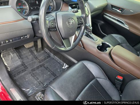 Used 2021 Toyota Venza XLE image 13