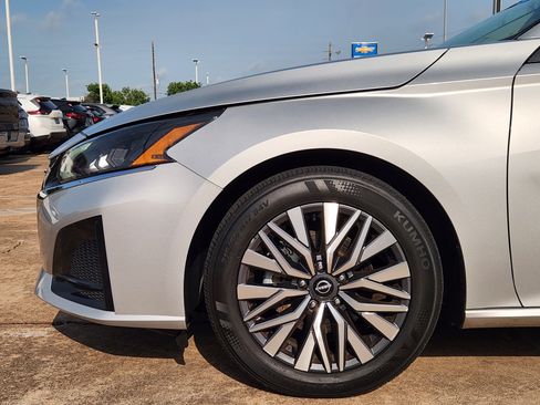 Used 2024 Nissan Altima 2.5 SV FWD image 9