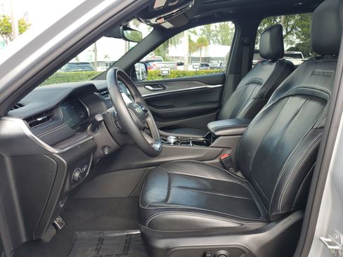 Used 2022 Jeep Grand Cherokee Overland image 13