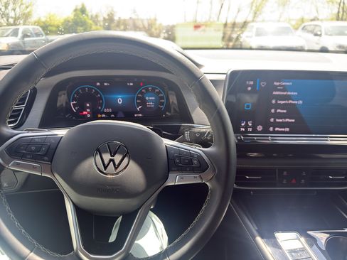 Used 2024 Volkswagen Atlas Cross Sport SE FWD image 14