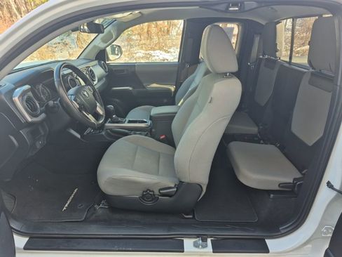 Used 2019 Toyota Tacoma SR5 w/ SR5 Appearance Package (SM) image 12