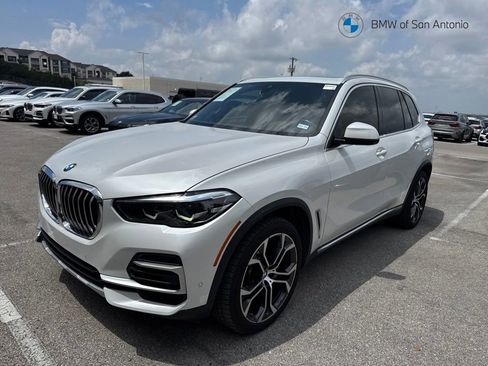 Certified 2022 BMW X5 xDrive40i w/ Parking Assistance Package AWD/4WD image 1