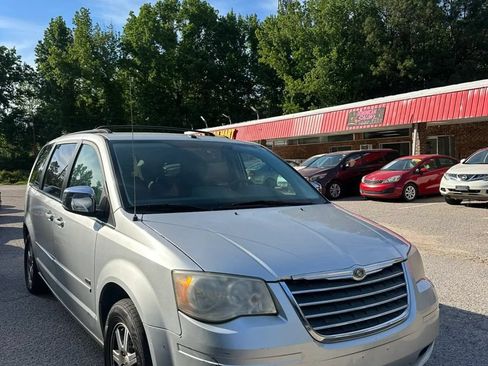 Used 2008 Chrysler Town & Country Touring FWD image 4