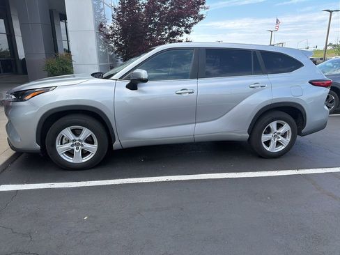Used 2023 Toyota Highlander L FWD image 2