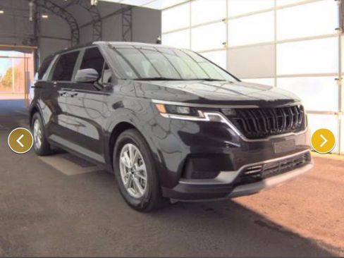 Used 2024 Kia Carnival LX image 3